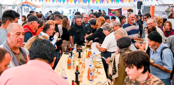 Mucha gente. El primer día de la Feria los vecinos se agolparon y saborearon productos de mar que crecen en demanda.