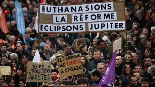 "Muerte asistida" para la iniciativa de Macron, el reclamo desde uno de los carteles.