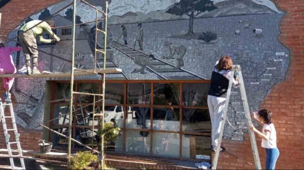 El mosaico en tonos grises simula una antigua fotografía de la primera estación de Esquel.