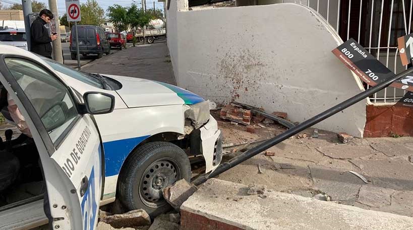 El patrullero colisionó primero contra un cantero y luego una pared.