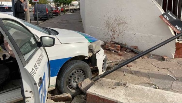El patrullero colisionó primero contra un cantero y luego una pared.