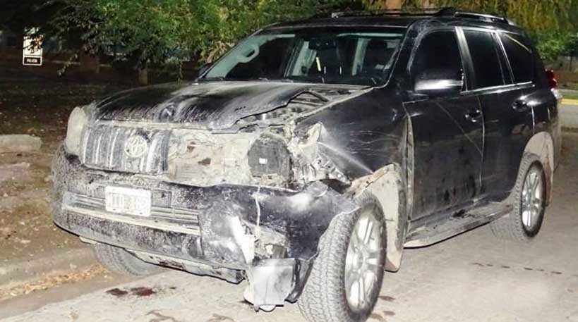 La camioneta quedó con daños considerables luego del impacto.
