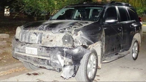 La camioneta quedó con daños considerables luego del impacto.