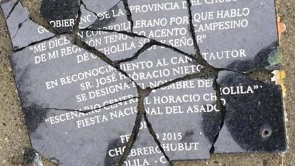 La placa conmemorativa a Horacio Nieto quedó totalmente destruida.