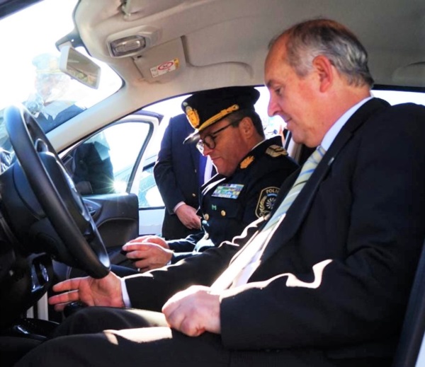 El ministro de Seguridad, Héctor Castro, junto con el jefe de la Policía, César Brandt