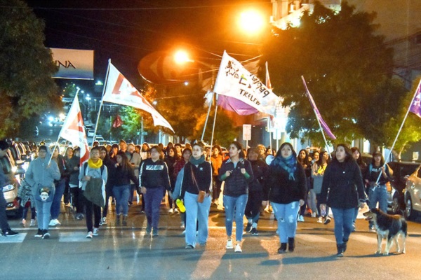 Marcha y dolor. Con una multitudinaria marcha, Trelew tambien se sumó al reclamo de justicia por el femicidio de la joven Tamara Silva.