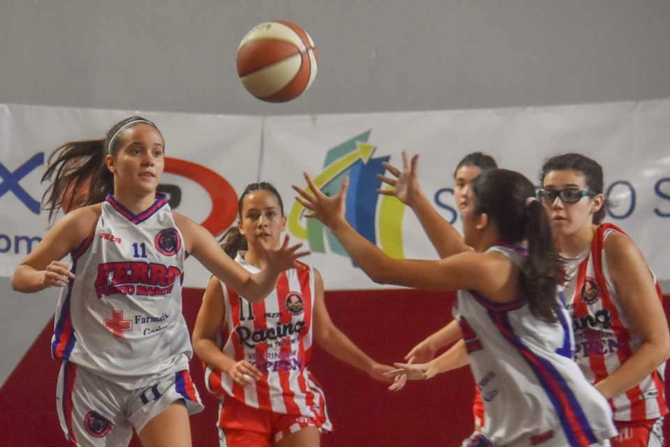 Racing y Ferro jugaron en U15y y U17 femenino. (Foto: Sergio Esparza/Jornada).