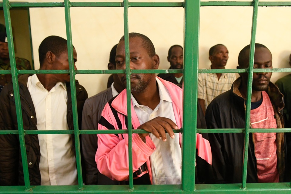 El autoproclamado pastor Paul Nthenge Mackenzie (C), que fundó la Iglesia Internacional de la Buena Nueva en 2003.