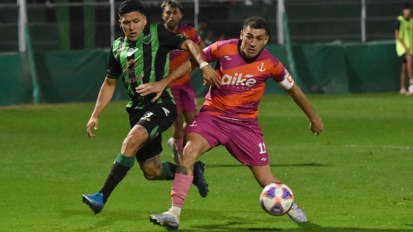 El "Rayo" Fernández anotó el gol de Brown en el inicio del complemento. (Foto: Télam).