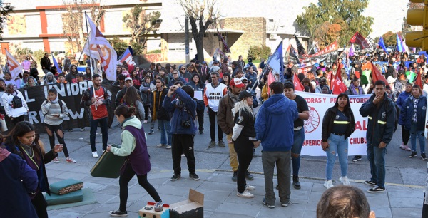 La Avenida Yrigoyen permaneció cortado por manifestantes de movimientos sociales nacionales y locales.