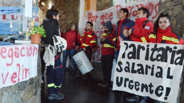 Carteles. Una postal de la protesta de los trabajadores de Bosques pidiendo poder discutir sus salarios ante la escalada inflacionaria. 