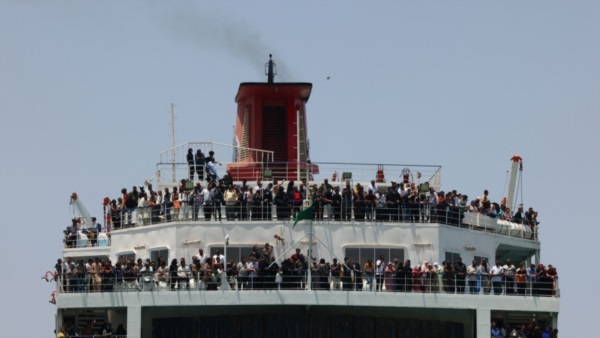 Un ferry transporta a unos 1900 evacuados a través del Mar Rojo desde Puerto Sudán a la base naval del Rey Faisal .
