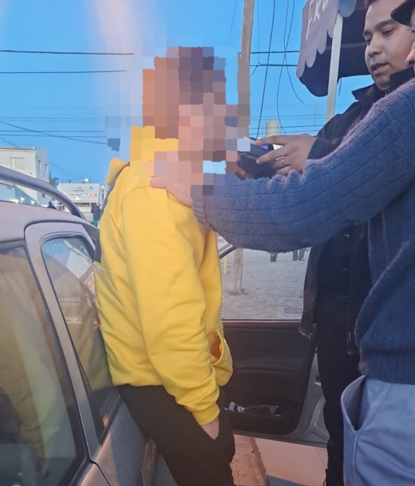 El conductor en el momento en que le hacen el test de alcoholemia