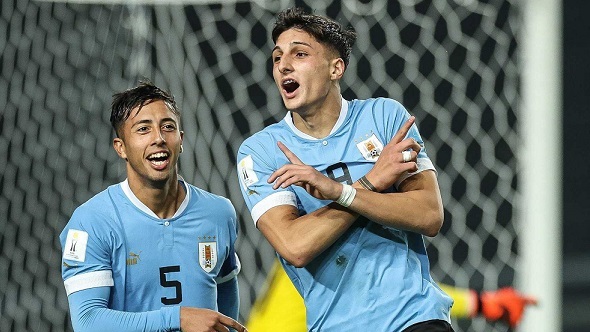 En el cierre de la primera jornada de la fase de grupos, Uruguay aplastó 4 a 0 a Irak por el Grupo E.