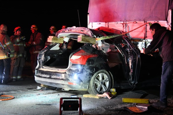 El auto se estrelló contra el acoplado del camión. Foto: Mariano Di Guisto