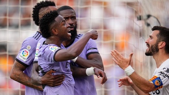 Valencia comunicó que expulsará de por vida a los hinchas que profirieron gestos racistas contra Vinicius en el duelo vs. Real Madrid.