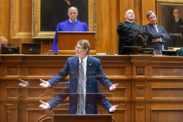 El senador republicano Richard Cash habla antes que el Senado aprobara la prohibición del aborto.