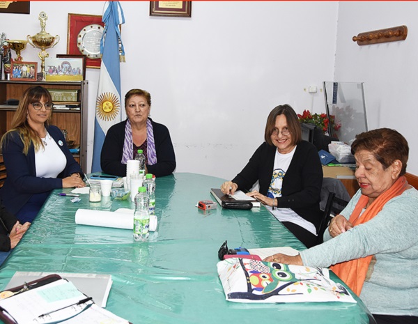 Lorena Alcalá junto a representantes del Centro de Jubilados Trelew.