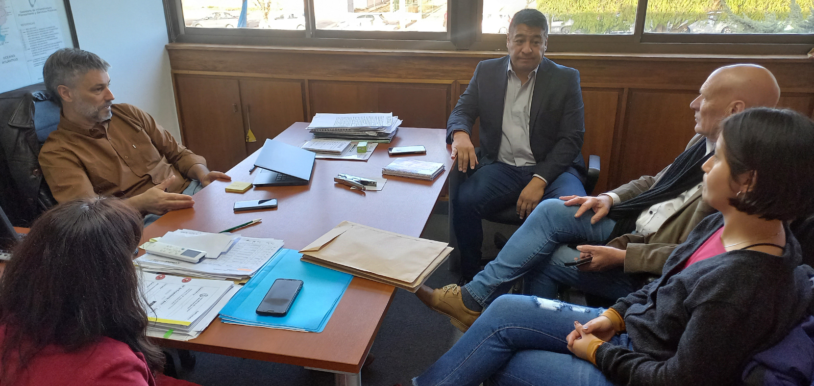 Encuentro. Una postal de los funcionarios provinciales con ambos intendentes en el repaso de obras públicas para sus localidades.
