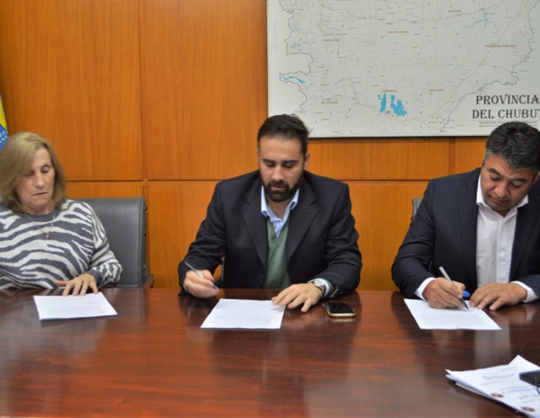 Cavaco, Pichiñán y Di Perna en la firma del convenio firmado en Rawson.