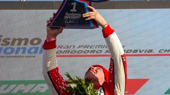 El brillante ganador y su merecido trofeo. (Foto: Martín Levicoy).