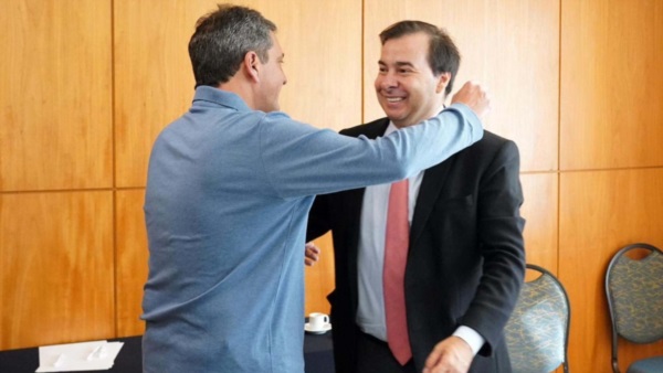 Massa, con Rodrigo Maia, Presidente de la Confederação Nacional das Instituições Financeiras (CNF).