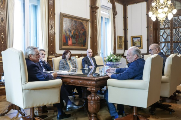 Fernández, Rossi y Kelly Olmos junto al titular de la Unión del Personal Civil de la Nación (UCPN).