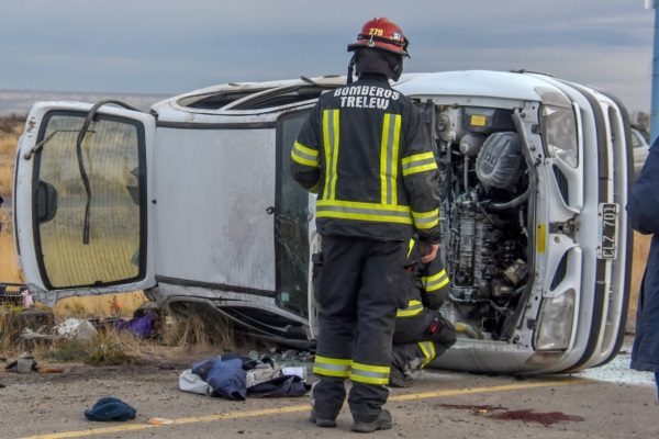 Así quedó el Megane tras volcar en la ruta. Foto: Sergio Sparza