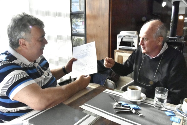 Héctor González con el senador Oscar Parrilli, previo a la disertación en Esquel