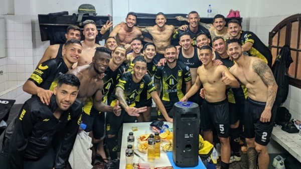 El festejo del plantel aurinegro en el vestuario.