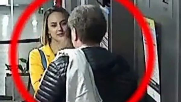 Milman, de espaldas y una de sus secretarias, registrados por una cámara en un lugar en el que negaba haber estado.