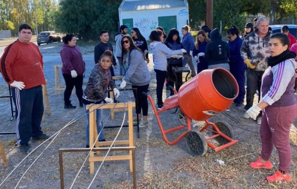 Muchas  mujeres participan del taller  de construcción, herramienta de  trabajo social y comunitario.