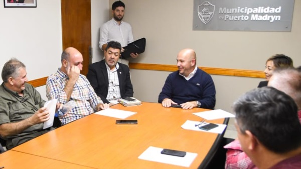 El intendente Gustavo Sastre con referentes de hoteles y alojamiento.