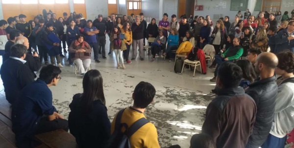 Asamblea. La comunidad educativa discutió con la comisión interventora que designó el Ministerio.