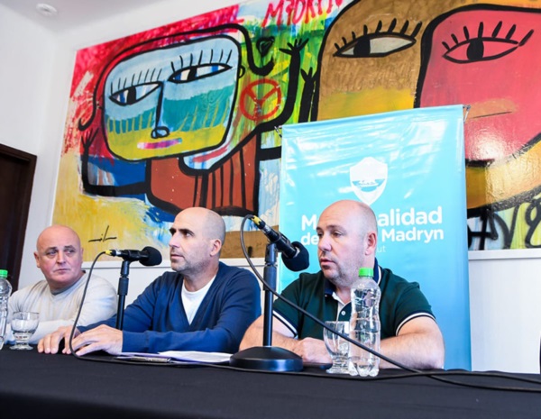 Conferencia con Sastre junto a Diego González y Marcelo Gallichio.