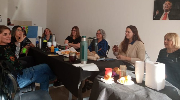 Militantes reunidas para aunar acciones previo a las elecciones. 