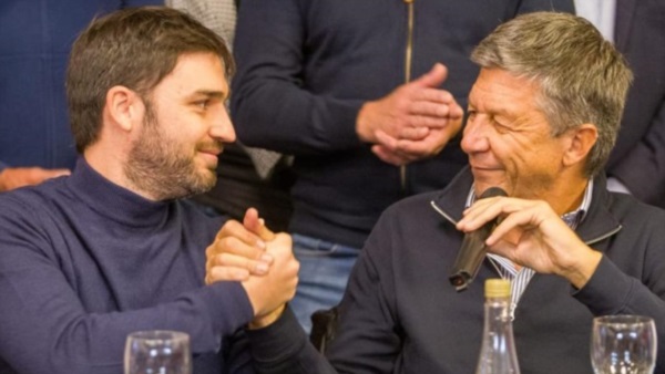 El candidato a gobernador Ignacio Torres se saluda con su vice Gustavo Menna. Foto: Martín Levicoy/Jornada