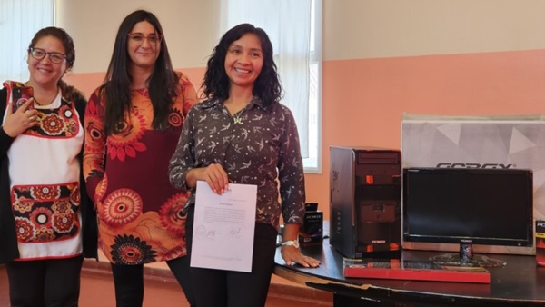 La directora y docentes recibieron la computadora para la escuela.