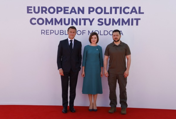 Volodymyr Zelensky (R), la presidenta de Moldova Maia Sandu (C) y el presidente de Francia Emmanuel Macron.
