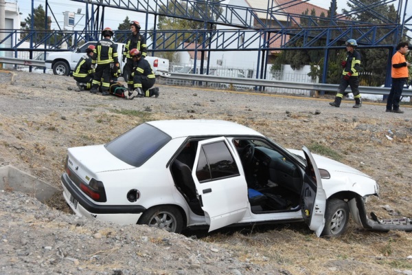 El Renault 19 fue a parar a la banquina. 