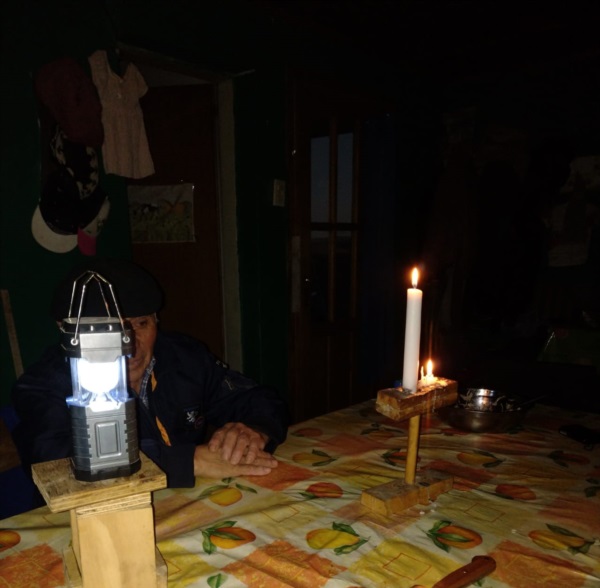 Antonio Sixto Morales, hace un mes que lo dejaron sin luz.