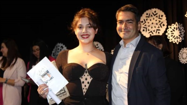 Martin Berrade, locutor y profesor de la carrera de Locución Integral de Radio y Televisión entregó el diploma y un presente a la egresada Paloma Ordóñez Caria.