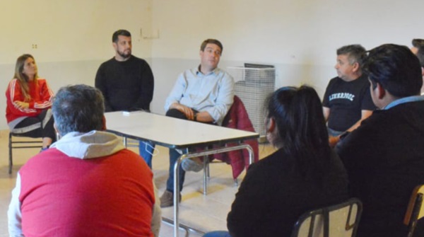 El intendente Biss y autoridades policiales dialogaron con los vecinos.