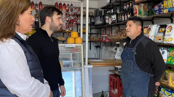 El senador “Nacho” Torres y  la diputada Romero con comerciantes. 