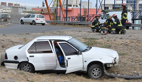 Un hombre perdió el control del auto a la altura del puente peatonal.