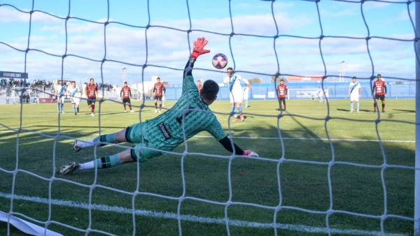Salvá adivinó y atajó el remate del goleador Martín  Pino. (Foto: Mariano Di Giusto/Jornada).
