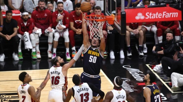 Bruce Brown aportó 21 puntos (11 en el último cuarto) para que los Nuggets (3-1) vencieran 108-95 al Heat.