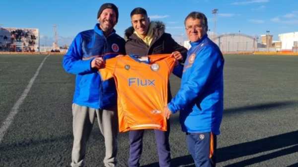 Peinipil recibió una camiseta como reconocimiento de parte de JJ Moreno.