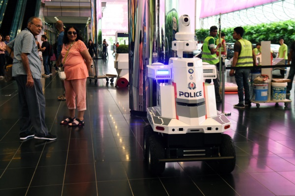 Un 'robot policía' patrulla en el centro de convenciones durante la cumbre de la Asociación de Naciones del Sudeste.