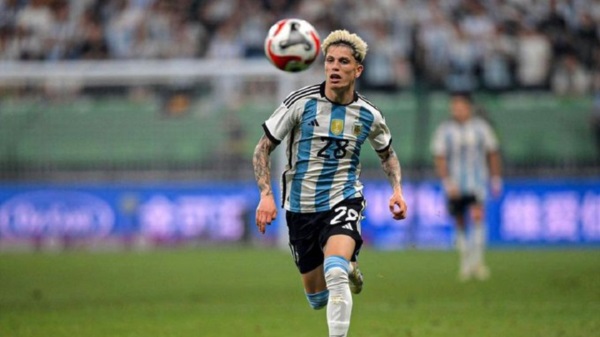 El delantero de 18 años debutó en la Selección argentina en el amistoso frente a Australia y compartió su alegría en las redes sociales.